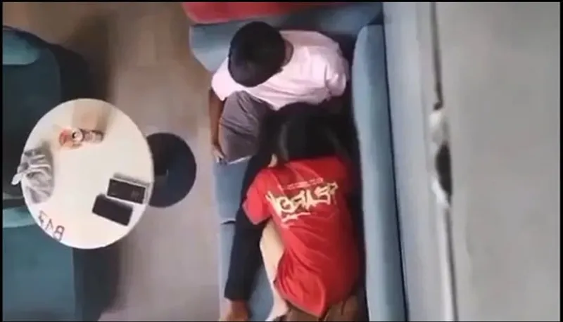 Quay lén tình nhân mút liếm cho em người yêu nơi công cộng