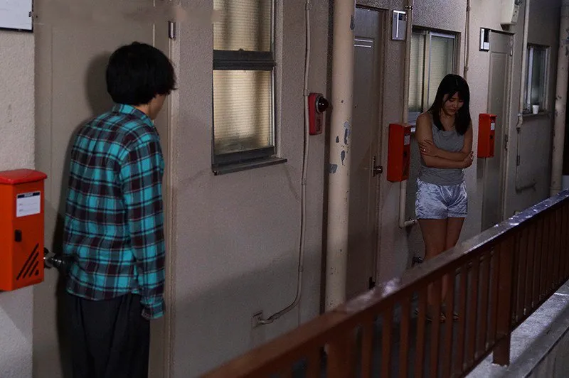 Bí mật "đi ngoài" với cô nàng cạnh nhà cãi nhau bị ông xã đuổi ra cửa