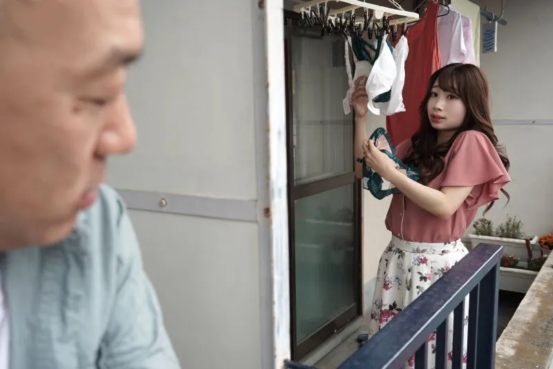 Gã gần nhà chuyên soi mói và cặp vợ yêu chồng thường xuyên rên la quá to