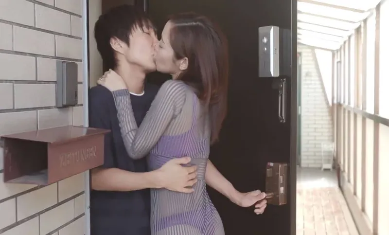 Cô nàng cạnh nhà với chiếc quần lót lọt khe và cậu nhóc nhà kề bên may mắn