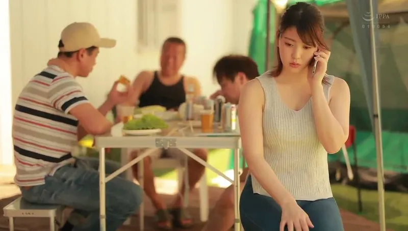 Người chồng khờ để bà xã tham gia sự kiện cắm trại với mấy gã cạnh bên nhà và cái kết