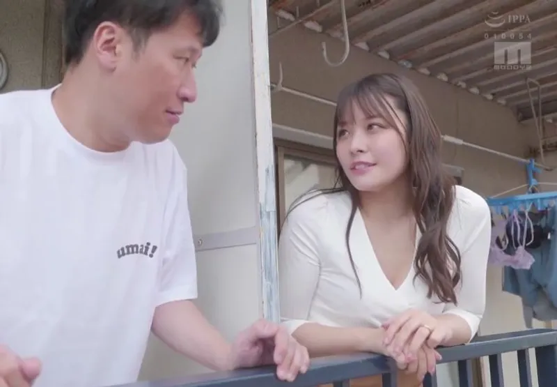 Anh trai trúng độc đắc và người phụ nữ hàng xóm bị người chồng bỏ bê đang gửi tín hiệu cầu “chịch”