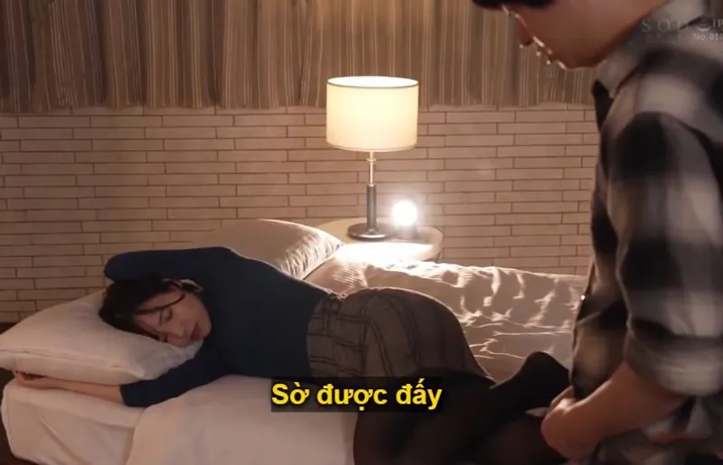 Một đêm mất ngủ với nữ phát thanh viên danh giá khi ở cùng phòng khách sạn